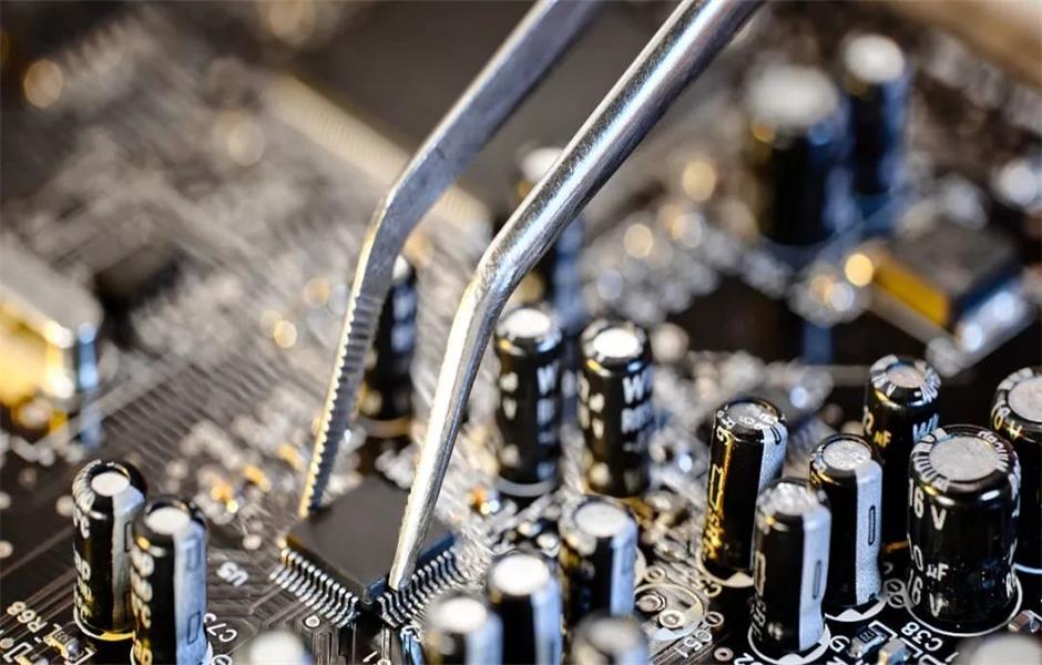 Analysis on the cause of power capacitors explosion damage